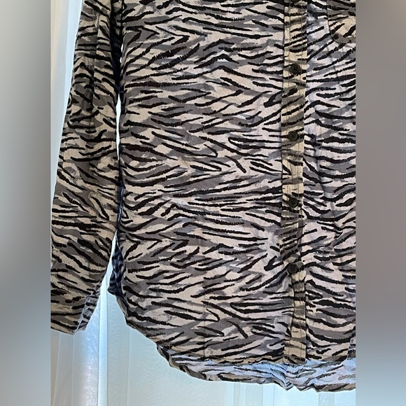 lightweight‎ button down size medium - Picture 2 of 6